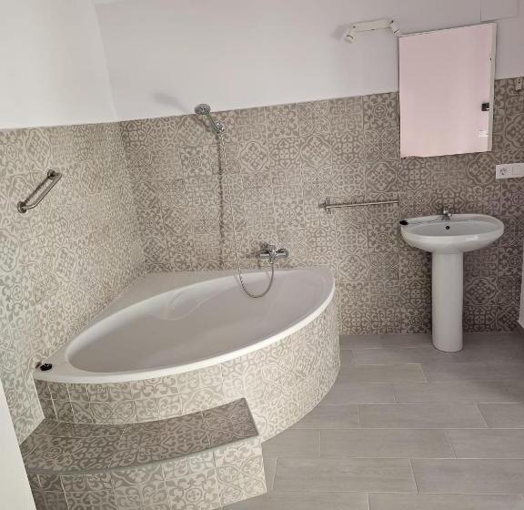 اتاق لوکس با بالکن, Pompeya Merida Suite