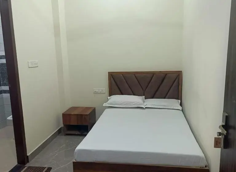Standard Yhden Hengen Huone, Shri Girraj Residency