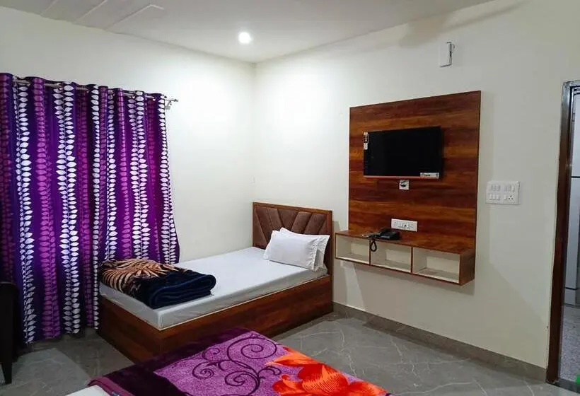 Standard Kolmen Hengen Huone, Shri Girraj Residency