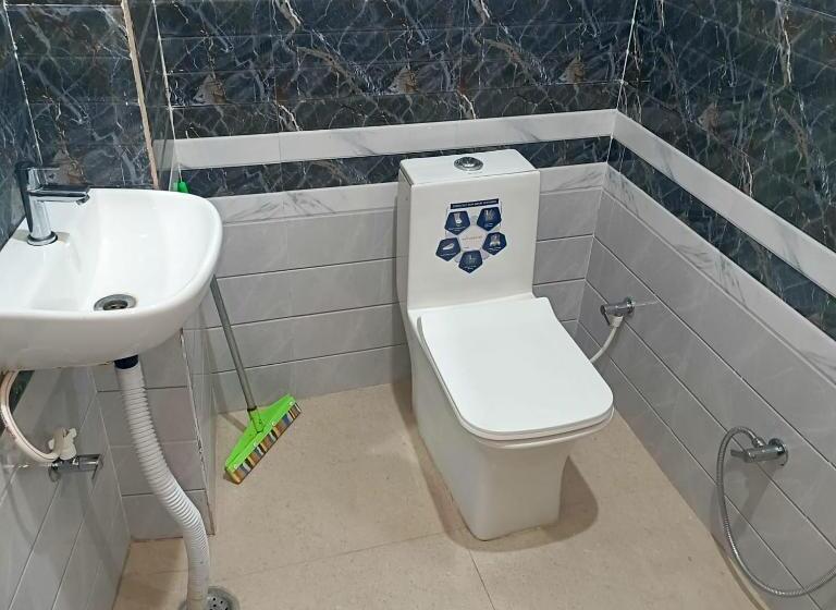 Quarto Triplo Estandar, Shri Girraj Residency