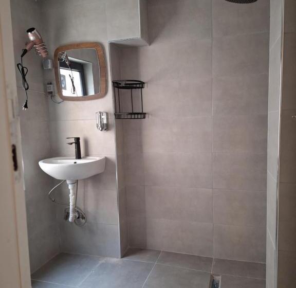 标准三人间, Ambar