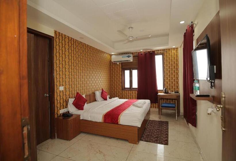 Номер Deluxe, The Anvi Residency Sector 122
