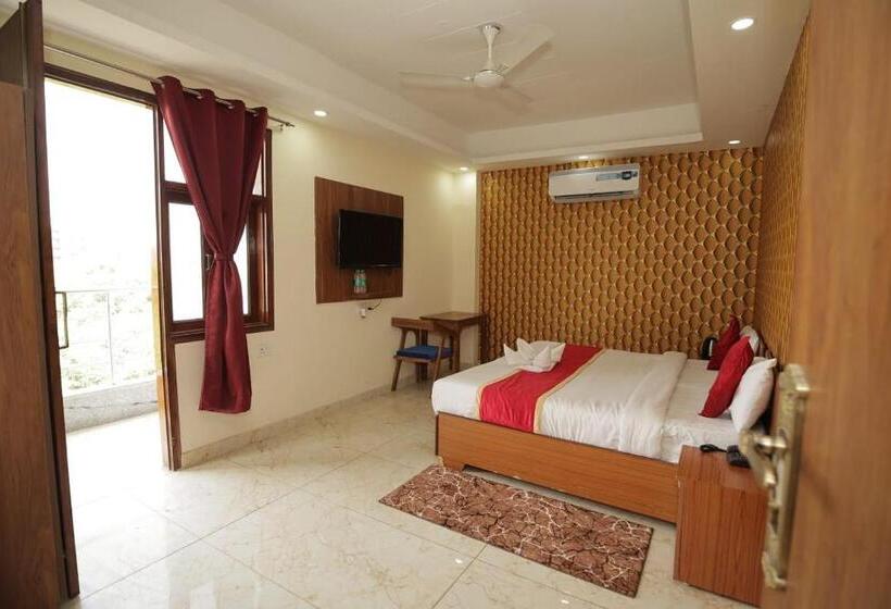 Номер Deluxe, The Anvi Residency Sector 122