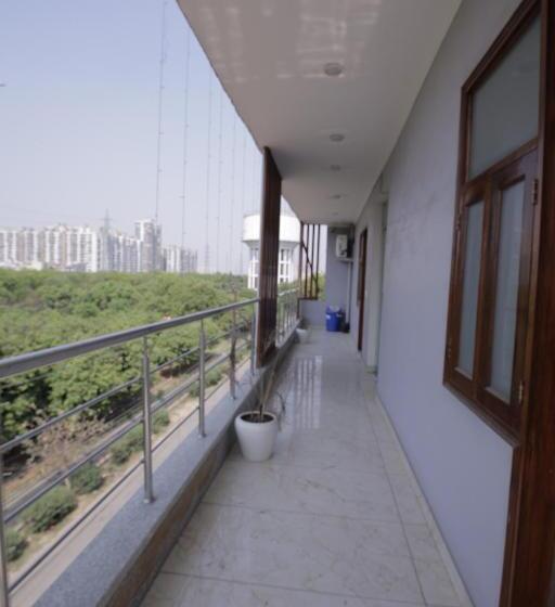 Номер Deluxe, The Anvi Residency Sector 122