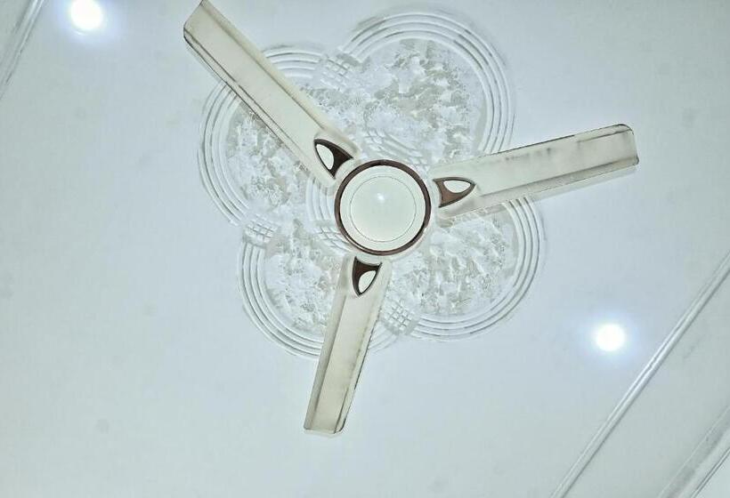 Chambre Familiale, Pitambara Dham