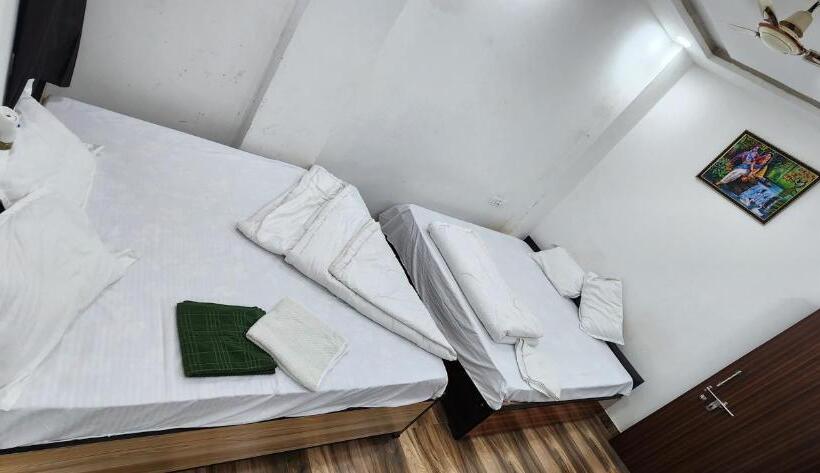 Chambre Familiale, Pitambara Dham