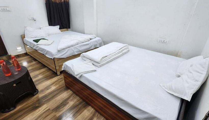 Chambre Familiale, Pitambara Dham