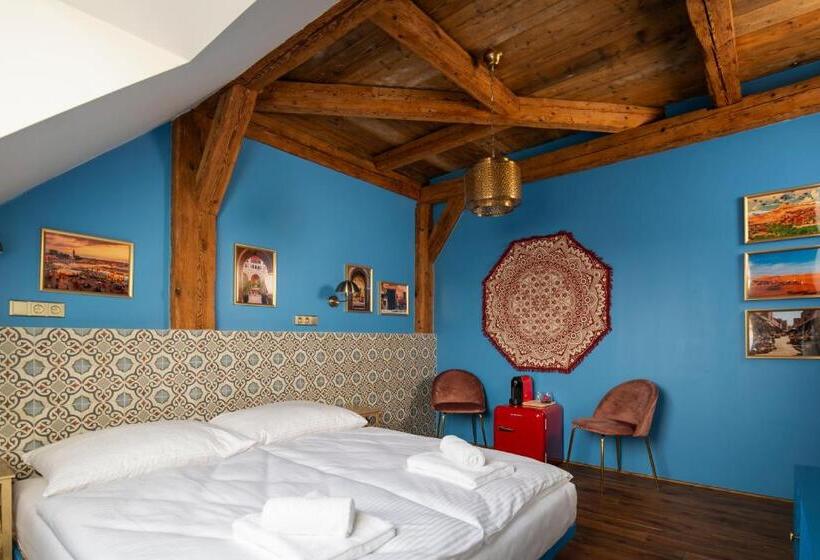 スタンダードルーム, Dům U Města Milána   Sedm Dveří, Sedm Světů