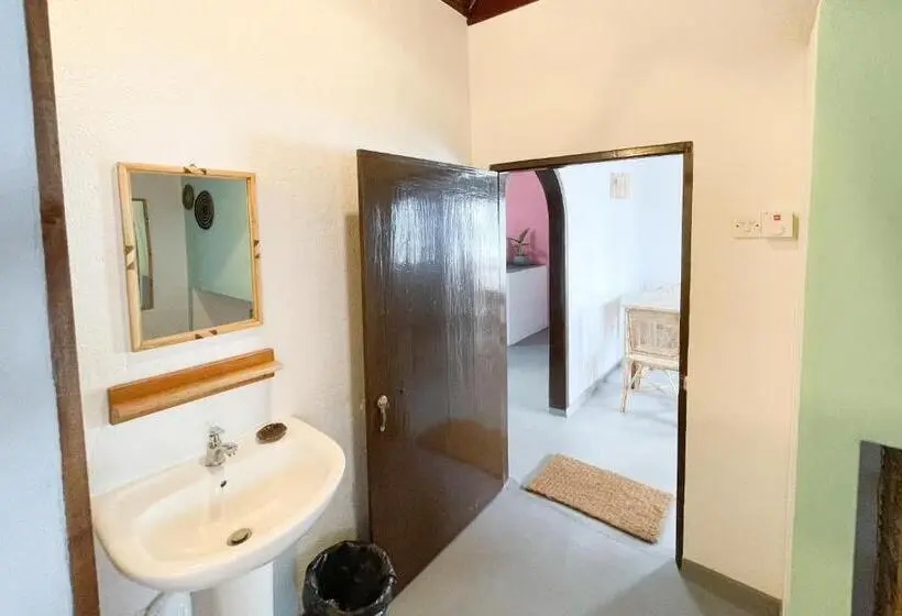 オーシャンビュースタンダードルーム, Just Another Guesthouse