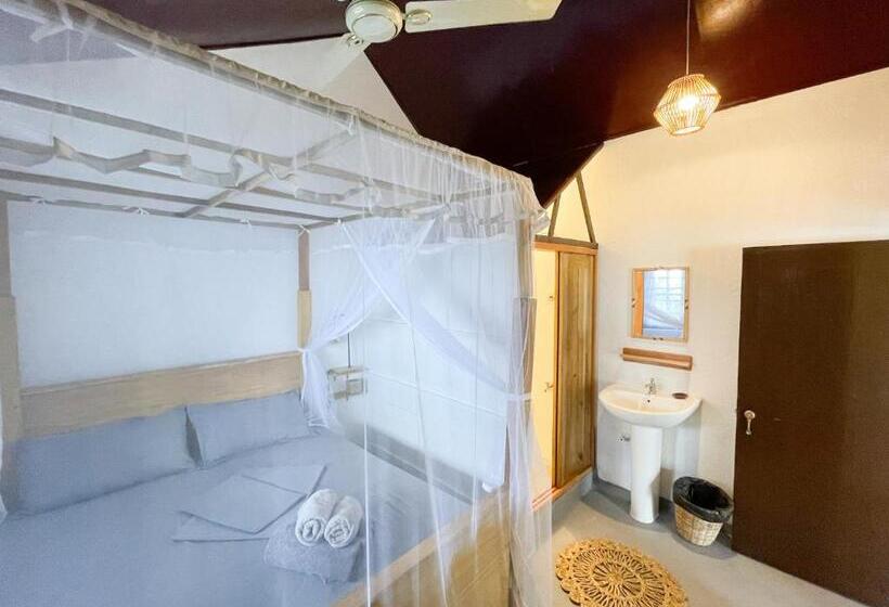 オーシャンビュースタンダードルーム, Just Another Guesthouse