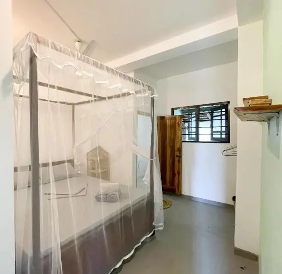 エコノミールーム, Just Another Guesthouse