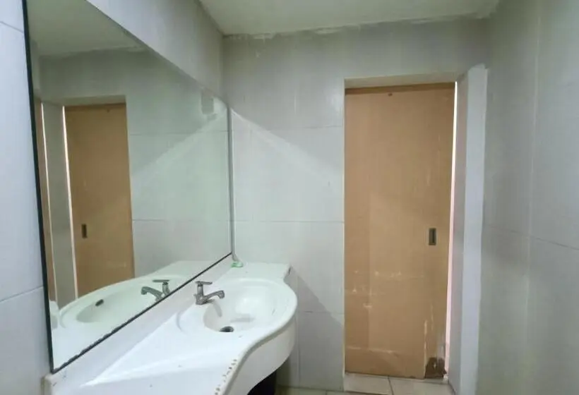 デラックスルーム, Urbanview Hotel B Liv Kendari By Reddoorz