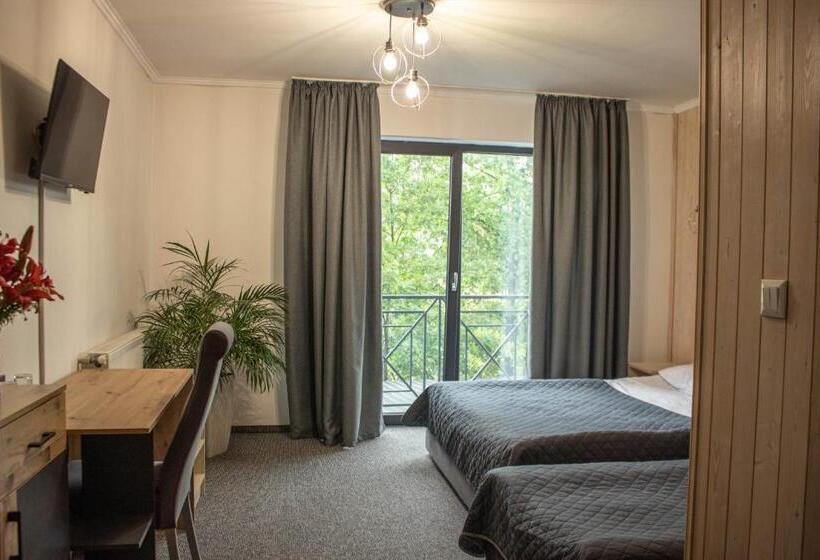 Номер Стандарт Трехместный, готельно ресторанний комплекс фамілія