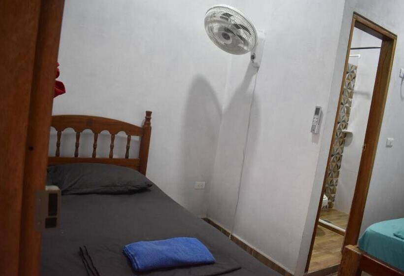 プールビュースイート, Shaddai Restaurante Y Hospedaje