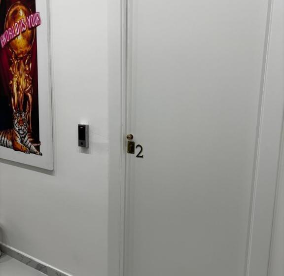 اتاق اکونومی, Villa Life