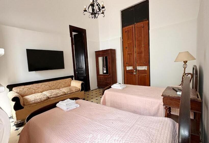 패밀리 룸, L  Auletta