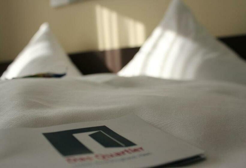 חדר בסיסי, Das Quartier