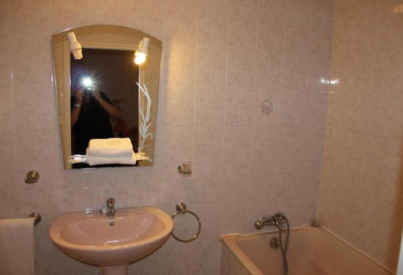 四人标准间, Restaurant La Camargue