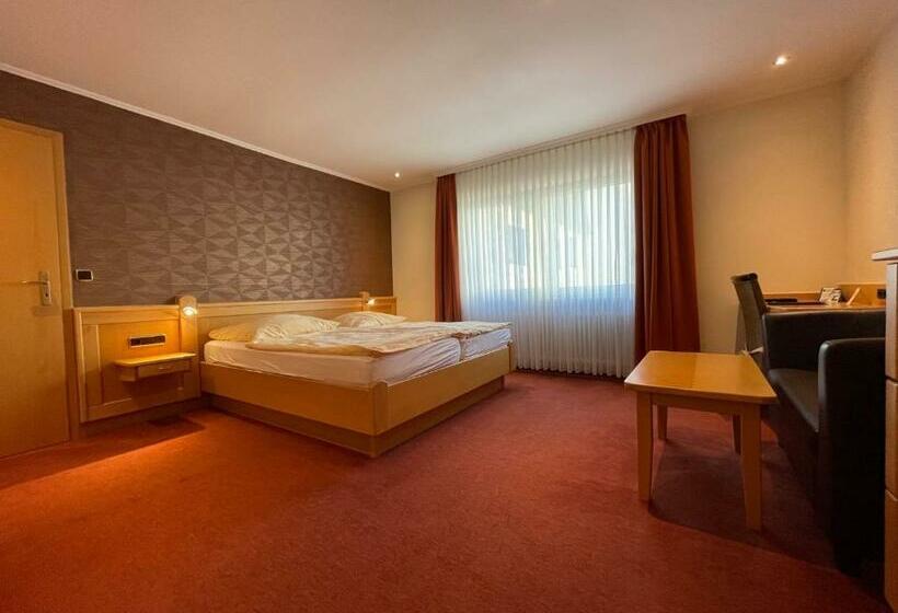 غرفة كومفورت, Unter Den Linden