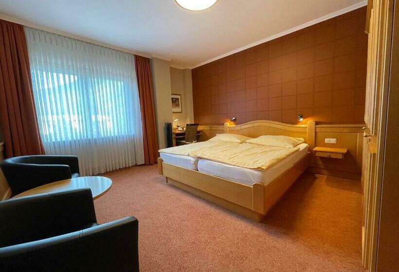 غرفة كومفورت, Unter Den Linden