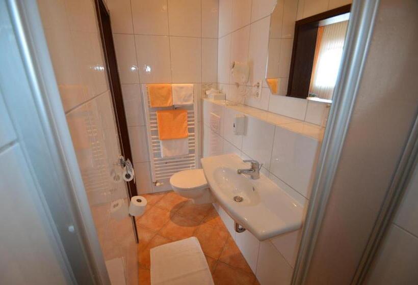 غرفة كومفورت, Unter Den Linden