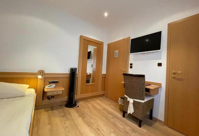 غرفة قياسية فردية, Unter Den Linden