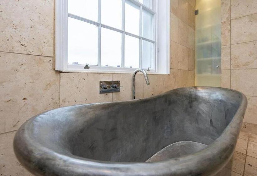 스탠다드 스튜디오, Host & Stay Grafton Copper