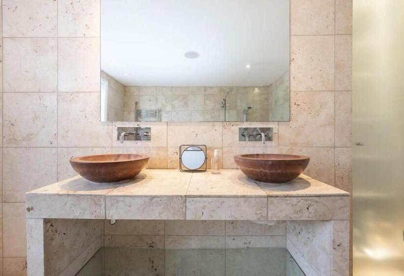 스탠다드 스튜디오, Host & Stay Grafton Copper