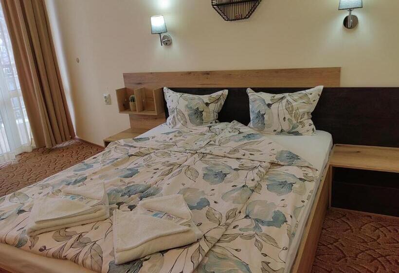 Трехместный Номер Стандарт с Балконом, Family Hotel Diana