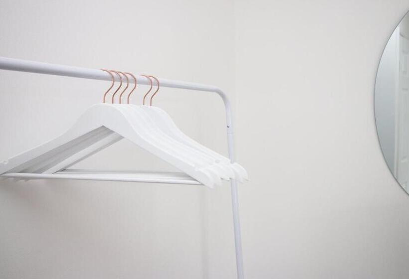 منزل غرفة نوم واحدة, 4 Br With Free On Street Parking