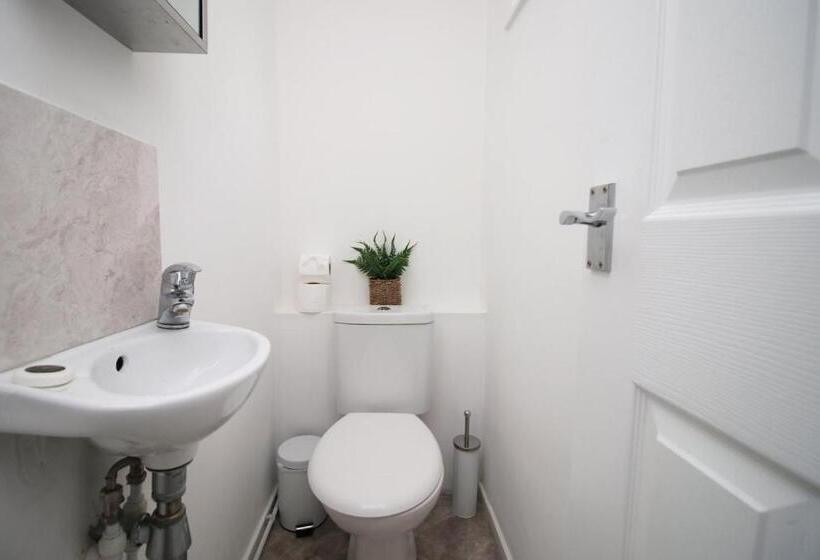 منزل غرفة نوم واحدة, 4 Br With Free On Street Parking