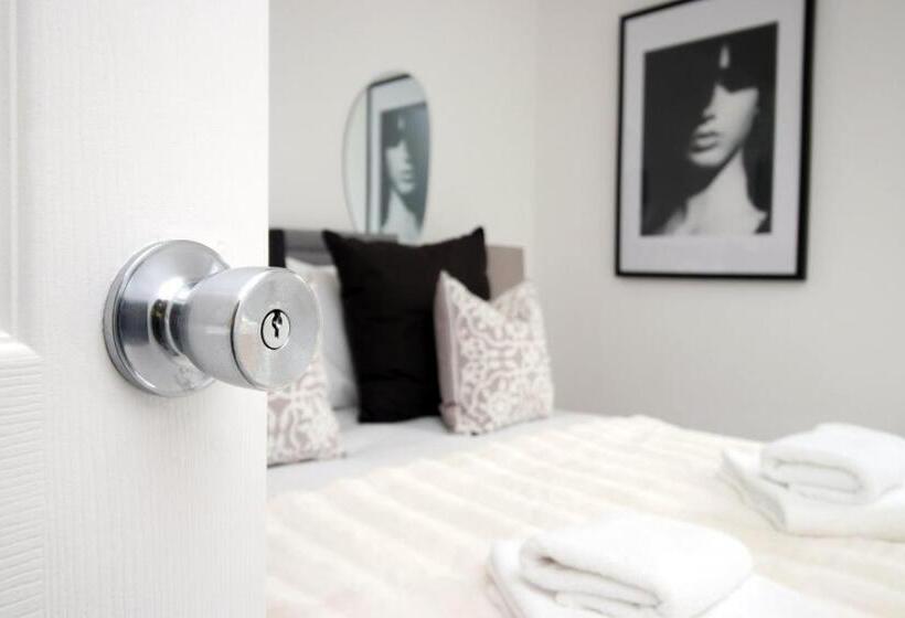 منزل غرفة نوم واحدة, 4 Br With Free On Street Parking