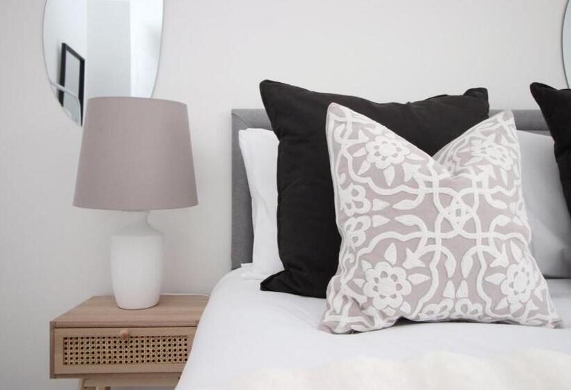 منزل غرفة نوم واحدة, 4 Br With Free On Street Parking