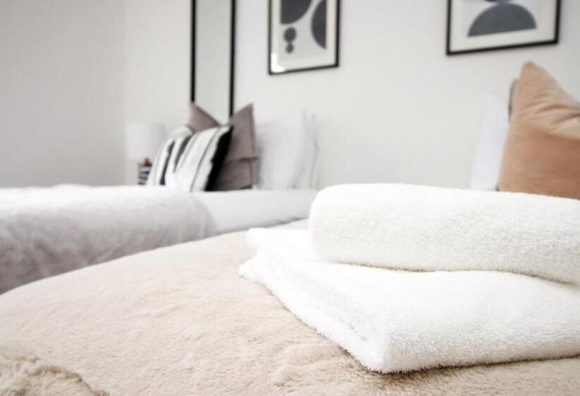 منزل غرفة نوم واحدة, 4 Br With Free On Street Parking