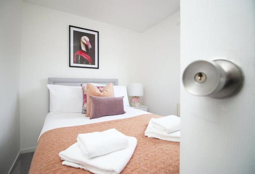 منزل غرفة نوم واحدة, 4 Br With Free On Street Parking