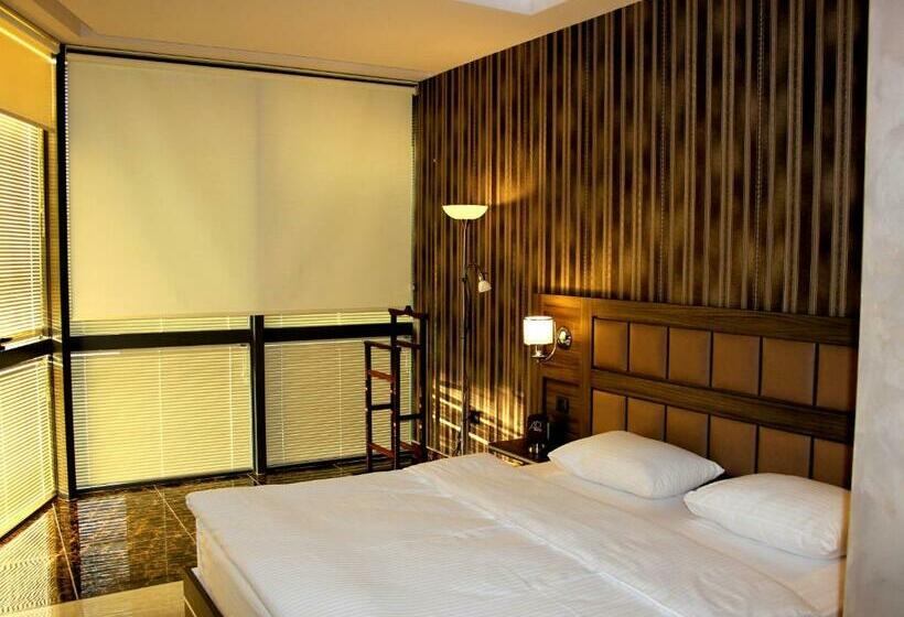 سوییت, Avan Plaza