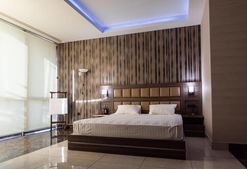 سوییت, Avan Plaza