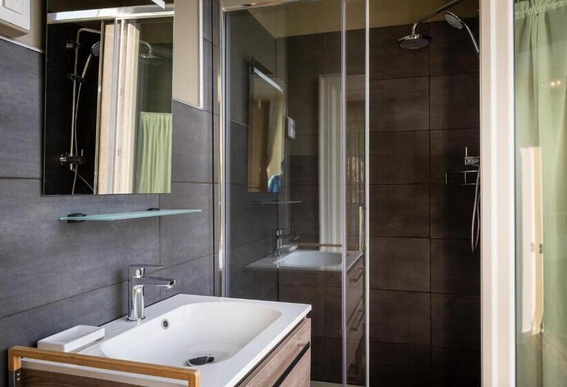 Superior room with lake view, B&b Villa Le Ortensie