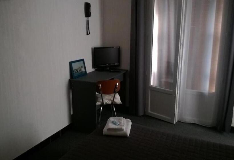 Standard room with outdoor bath, Hôtel Restaurant Douce France