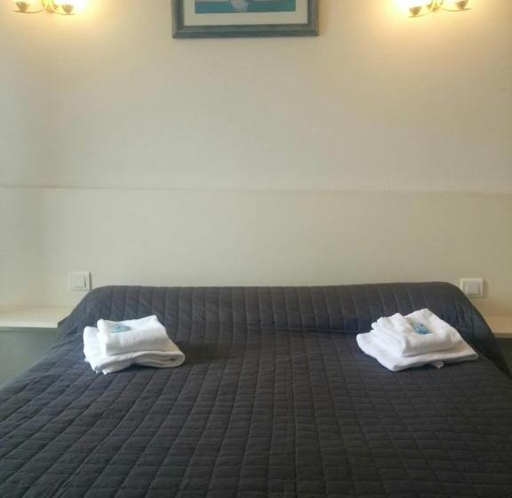 标准间带露台, Hôtel Restaurant Douce France