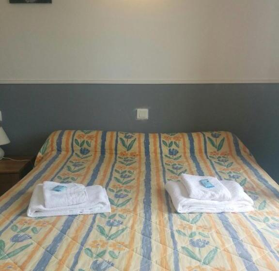 带共用浴室的标准房间, Hôtel Restaurant Douce France