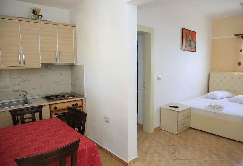 标准三人间, Qeparo Napolon Complex