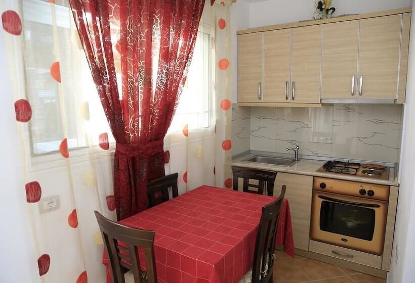 标准三人间, Qeparo Napolon Complex