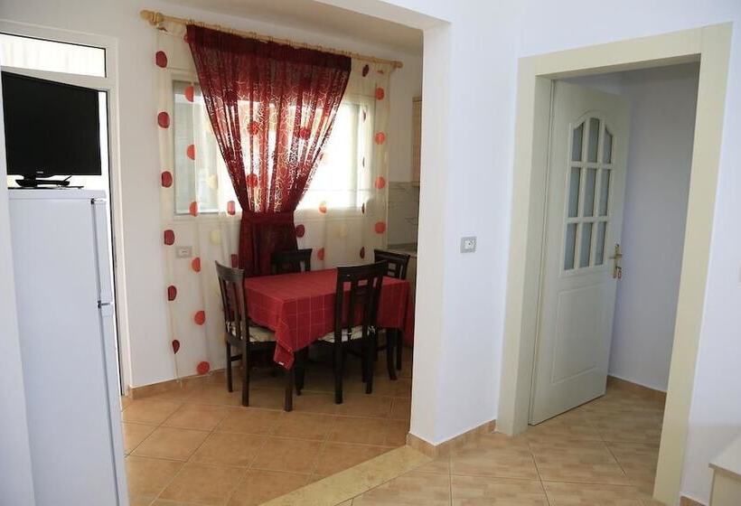 标准三人间, Qeparo Napolon Complex