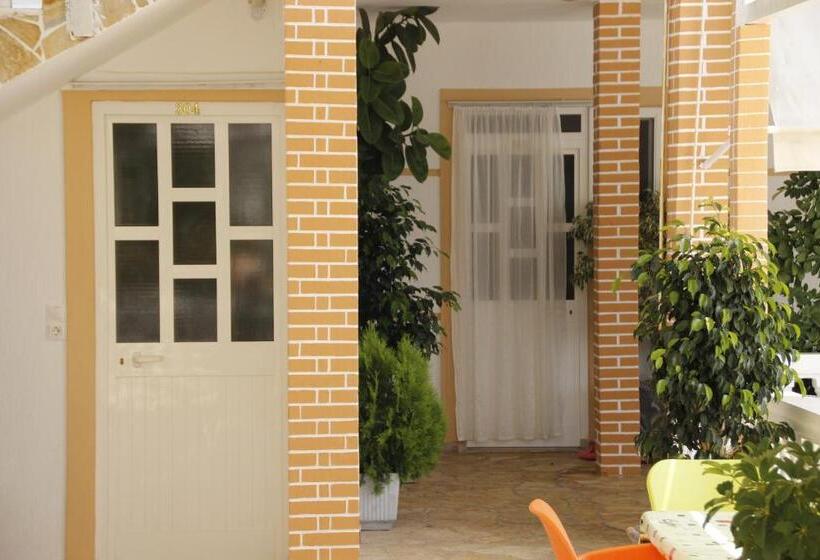 四人标准间, Qeparo Napolon Complex