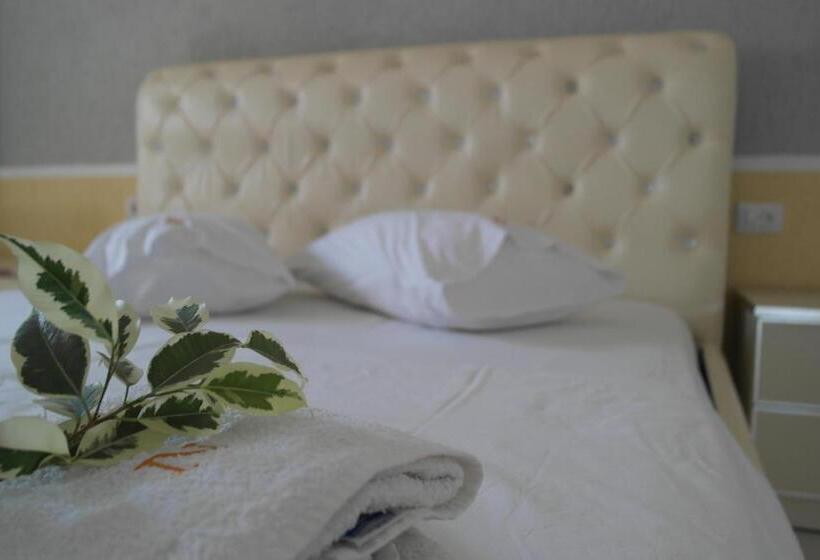 四人标准间, Qeparo Napolon Complex