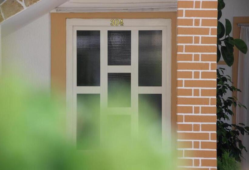 标准三人间, Qeparo Napolon Complex