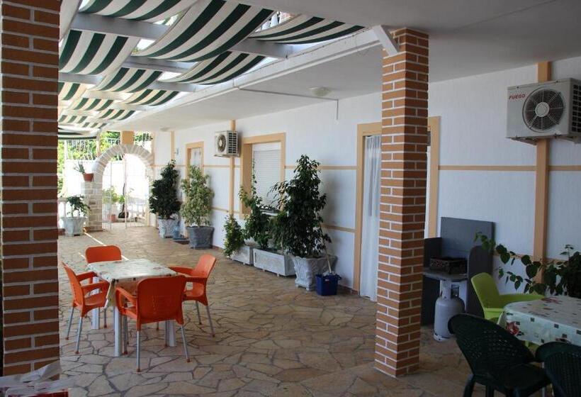 标准三人间, Qeparo Napolon Complex