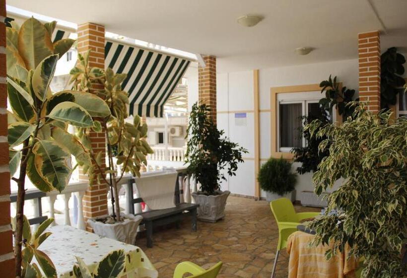 标准三人间, Qeparo Napolon Complex