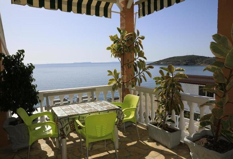 标准三人间, Qeparo Napolon Complex